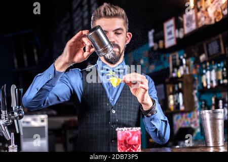 Il barman mescola un cocktail al posthouse Foto Stock