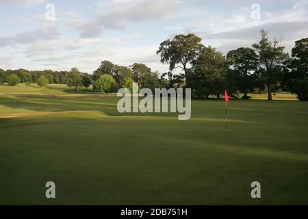 Scozia Ayrshire Ayr Belleisle Golf Course, fairway e bandiera rossa che segna il verde Foto Stock