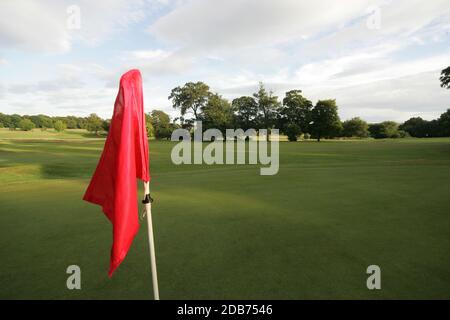 Scozia Ayrshire Ayr Belleisle Golf Course, fairway e bandiera rossa che segna il verde Foto Stock