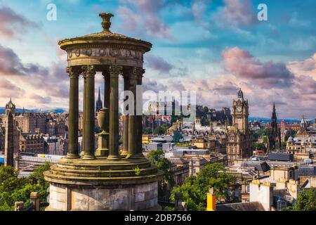 La città di Edimburgo in Scozia al tramonto - Vista Da Calton Hill Foto Stock