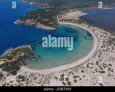 La spiaggia di Voidokilia è una famosa spiaggia di Messinia, nella zona mediterranea. Nella forma della lettera greca omega, la sua sabbia forma una striscia semicircolare Foto Stock