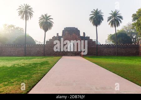 Rovine di muro nel Giardino della Tomba di Humayun, Nuova Delhi, India. Foto Stock