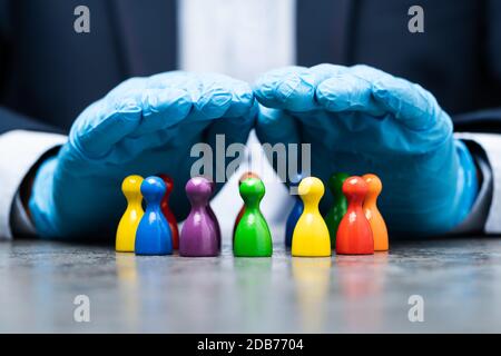 Proteggere le figure umane da Coronavirus Economy Crash Foto Stock