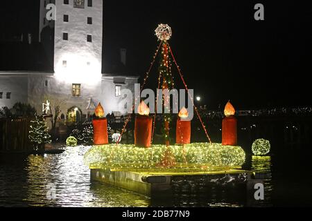 Der Weihnachtsmarkt „Schlösseradvent am Traunsee in Gmunden (Oberösterreich, Österreich) ist einer der schönsten Märkte in Österreich. - la „Schlöss Foto Stock