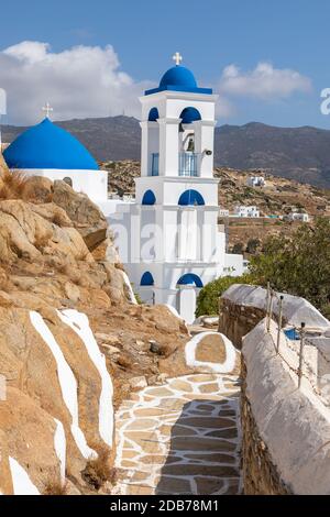 Chora, Isola di iOS, Grecia - 20 settembre 2020: Vista della Chiesa della Vergine Maria della scogliera. Edificio bianco sulla collina. Bella, giornata di sole. Foto Stock