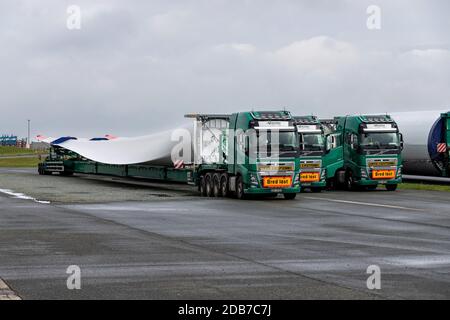 autocarri per trasporto pesante caricati con pala del rotore di un vento turbina Foto Stock