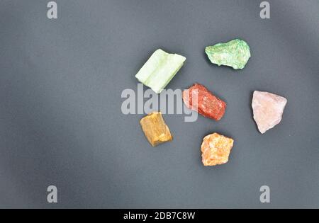 Raccolta di minerali preziosi e gemme colorate isolate su nero sfondo Foto Stock
