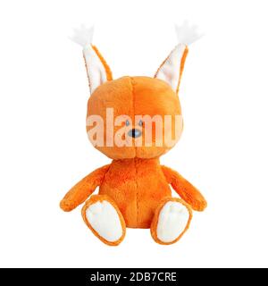 Cute peluche scoiattolo arancione isolato su sfondo bianco. Giocattolo morbido per bambini. Animale giocattolo della foresta. Foto Stock