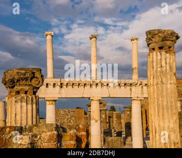 Colonne e capitelli dell'antica città di Pompei, distrutta dall'eruzione del Vesuvio nel 79 d.C., Napoli, Italia Foto Stock