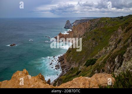 Magnifiche scogliere sopra il vasto oceano Atlantico, fotografate da Cabo da Roca, Portogallo, la parte più occidentale della terra europea fino all'America Foto Stock