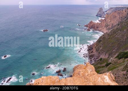 Magnifiche scogliere sopra il vasto oceano Atlantico, fotografate da Cabo da Roca, Portogallo, la parte più occidentale della terra europea fino all'America Foto Stock