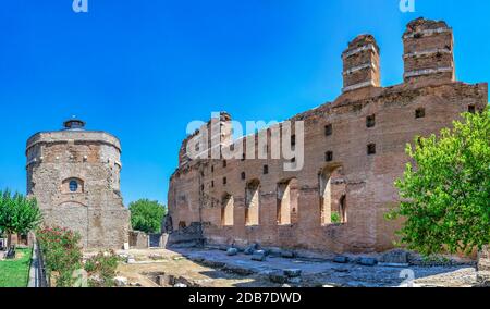 Rovine della Basilica Rossa o il Tempio di Serapis nella città greca antica Pergamon in Turchia in una giornata estiva soleggiata Foto Stock