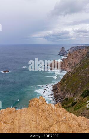 Magnifiche scogliere sopra il vasto oceano Atlantico, fotografate da Cabo da Roca, Portogallo, la parte più occidentale della terra europea fino all'America Foto Stock