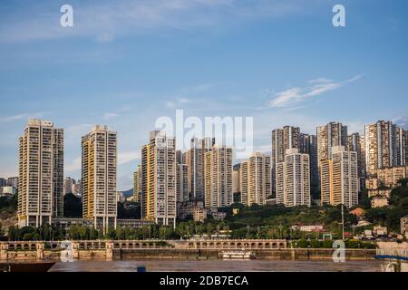 Chongqing, Cina - Agosto 2019 : blocchi residenziali di appartamenti sulla riva del fiume Yangtze nella città di Chongqing in estate Foto Stock