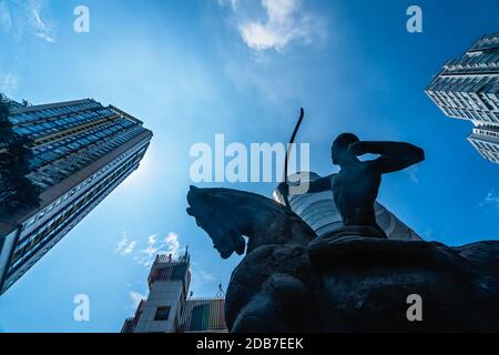 Chongqing, Cina - Agosto 2019 : statua di Cavallo e arciere nel centro della città di Chongqing Foto Stock