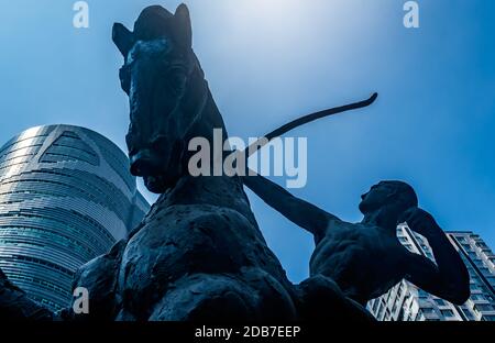 Chongqing, Cina - Agosto 2019 : statua di Cavallo e arciere nel centro della città di Chongqing Foto Stock