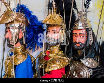 Pupo Siciliano tradizionale con armatura metallica a cavaliere, utilizzato per il teatro siciliano di marionette Foto Stock