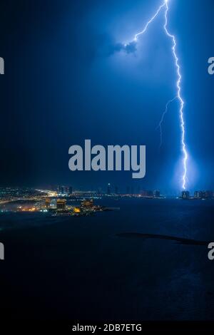 Tempesta di fulmini nella città di Doha, Qatar Foto Stock