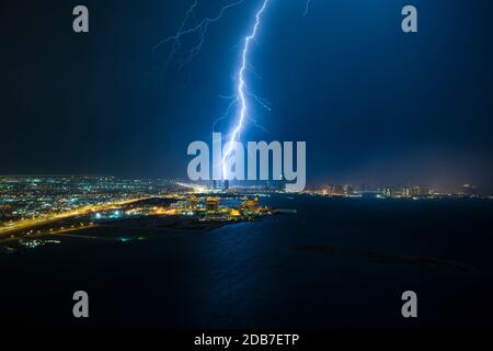 Tempesta di fulmini nella città di Doha, Qatar Foto Stock