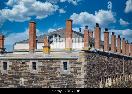 Un vecchio forte di pietra a Halifax, Nuova Scozia sotto il cielo blu Foto Stock