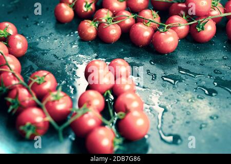 Pomodori ciliegini d'uva freschi come ingredienti da cucina vista dall'alto con chiave copyspace low Foto Stock