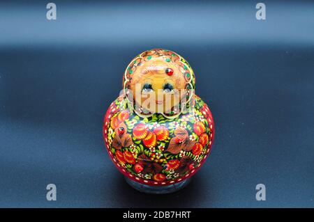 Felice rosso russo matryoshka originale con ladybugs isolato su nero sfondo Foto Stock