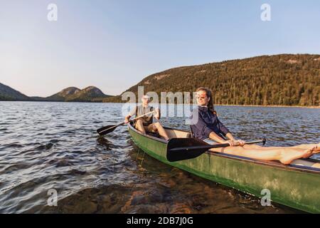 Coppia canoa in Jordan Pond, Acadia National Park, Maine, Stati Uniti Foto Stock