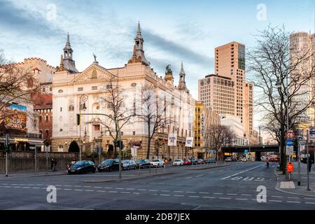 Berlino, all'angolo tra Kantstasse e Fasanenstrasse, Stage Theatre Des Westens, Quasimodo Jazz Club, Waldorf Astoria e Hotel Motel One-Upper West Foto Stock