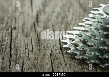 Cassetta per pignoni per biciclette su tavola di legno Foto Stock