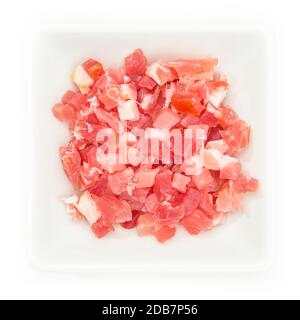 Cubetti di pancetta in una ciotola quadrata bianca vista dall'alto Foto Stock