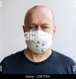 Conversare con la maschera protettiva di fronte alla bocca durante il periodo del coronavirus Foto Stock