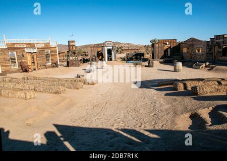 Pioneertown è una città non incorporata nella contea di San Bernardino, California, Stati Uniti, che presenta una vecchia strada principale in stile occidentale. Foto Stock