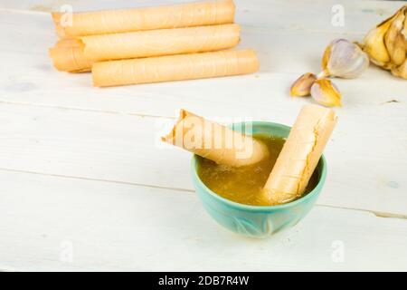 Tradizionale wafer slovacco di natale, mangia come antipasto la vigilia di natale immerso nel miele e con aglio. È un simbolo slovacco. Incredibilmente delizioso