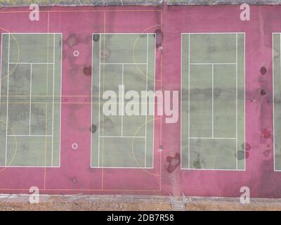 Vista ad alto angolo dei campi sportivi l'uno accanto all'altro Foto Stock
