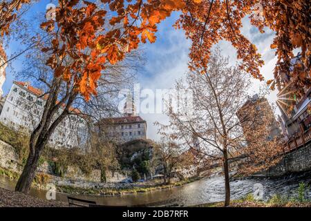 Cesky Krumlov città con castello durante la stagione autunnale in ceco Repubblica Foto Stock