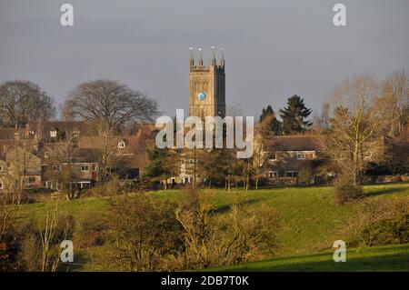 La Chiesa della Santa Croce in cima alla collina Cotswold Villageof Sherston bagnata nel caldo inverno Sunshine.Wiltshire UK Foto Stock