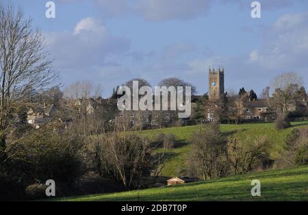 La Chiesa della Santa Croce in cima alla collina Cotswold Villaggio di Sherston bagnata nell'inverno Sunshine.Wiltshire.UK Foto Stock