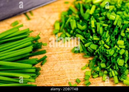 erba cipollina, fessa tagliò le foglie in un primo piano Foto Stock