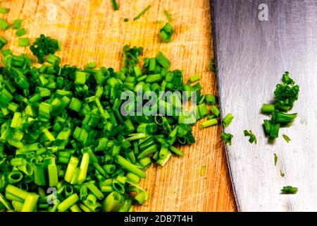 erba cipollina, fessa tagliò le foglie in un primo piano Foto Stock