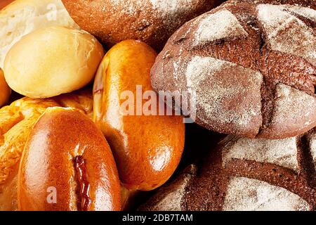 Sfondo di diversi tipi di pane pila impilati Foto Stock