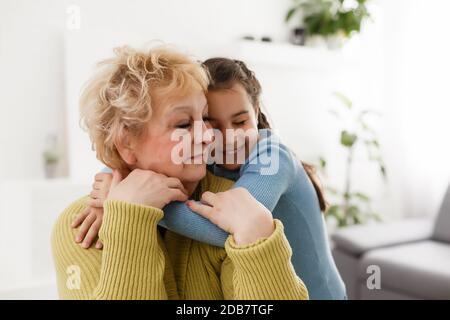 Ritratto di nonna e nipote, abbracciato Foto Stock