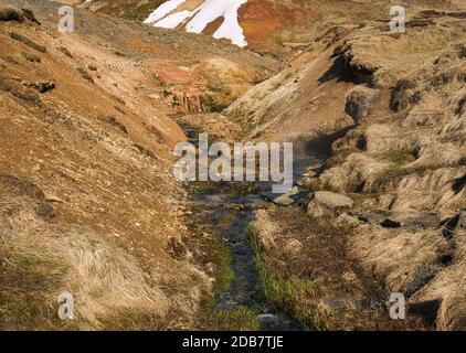 Una piccola sorgente con acqua termale calda in Islanda vicino a Reykjadalur Foto Stock