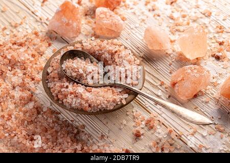 Sale rosa himalayano in ciotola su sfondo di legno Foto Stock