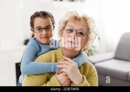 nonna con nipote che indossa occhiali entrambi Foto Stock