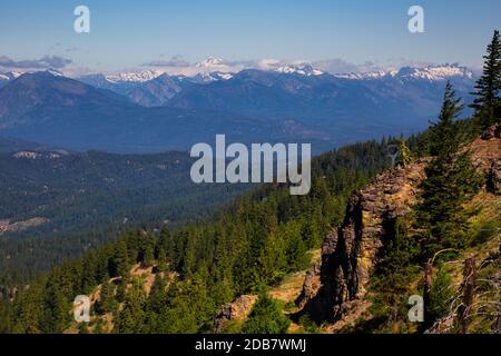 WA18138-00...WASHINGTON - Vista della catena montuosa Cascade, incluso il Glacier Peak dalla Chumstick Mountain Road nella Wenatchee National Forest. Foto Stock