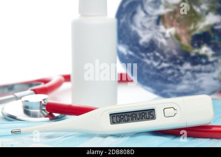 COVID-19. Globo mondiale con stetoscopio, maschere mediche, disinfettante, termometro su sfondo bianco. Quarantena globale, coronavirus. Elementi di questo io Foto Stock