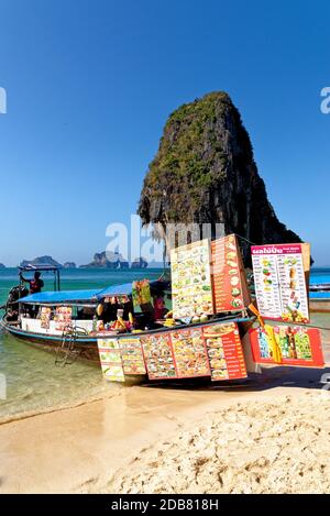 Bancarelle di cibo su barche a coda lunga sulla spiaggia di Phra Nang Cave a Railay in Ao Nang, Provincia di Krabi, Thailandia, Sud-est asiatico, Asia - destinazione di viaggio - 25t Foto Stock