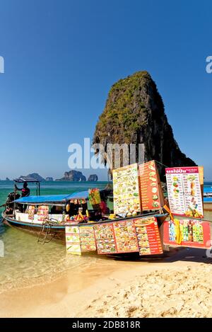 Bancarelle di cibo su barche a coda lunga sulla spiaggia di Phra Nang Cave a Railay in Ao Nang, Provincia di Krabi, Thailandia, Sud-est asiatico, Asia - destinazione di viaggio - 25t Foto Stock