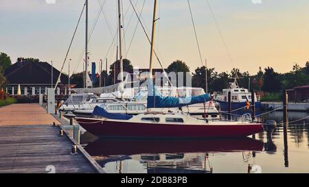 barche nel porto di guinzagli Foto Stock