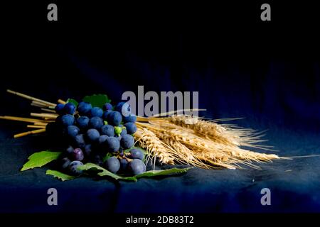 Uva da grano pane e corona di spine su sfondo nero come simbolo del cristianesimo Foto Stock